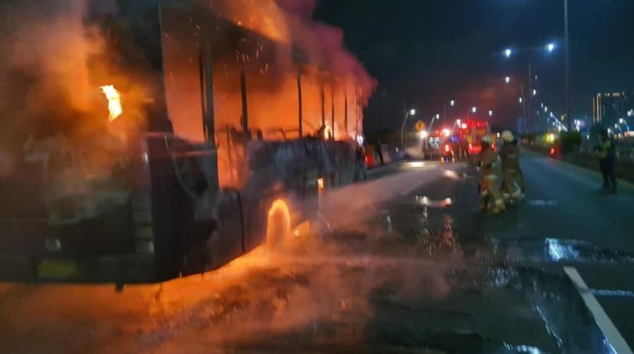 Bus Royal Trans Terbakar di Tol Wiyoto Wiyono, Transjakarta Minta Maaf Bus Royal Trans Terbakar di Tol Wiyoto Wiyono, Transjakarta Minta Maaf