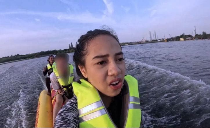 Banana Boat Bikin Mual? Aksi Lucu Azia di Tengah Ombak!