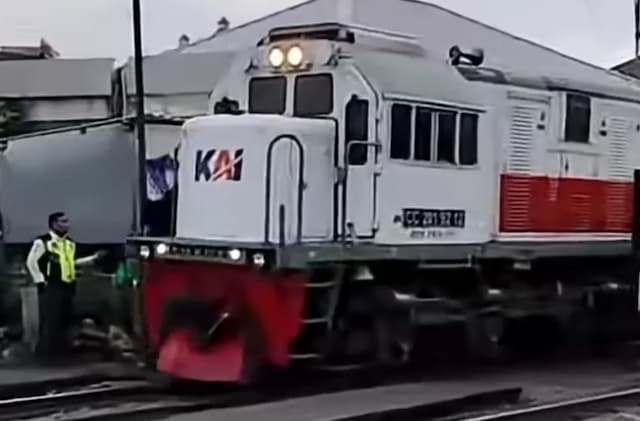 Viral! Lokomotif KA Majapahit Lepas dari Gerbong di Stasiun Senen, KAI Ungkap Kronologinya