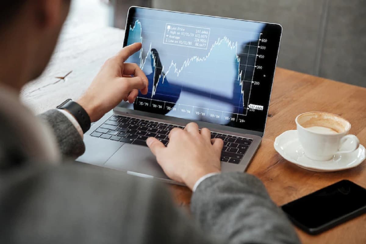 IHSG Sesi I Ditutup Menguat 0,21 Persen ke Level 8.635