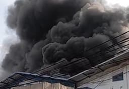 Breaking News! Kebakaran Gudang Miami di Kalideres Jakbar, Asap Hitam Membubung Tinggi