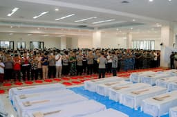 Momen Haru Kapolda Sumbar Pimpin Shalat Jenazah Korban Banjir di Masjid Raya