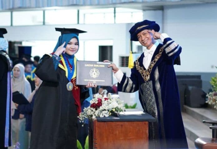 Mahasiswa Cantik Wan Sabrina Mayzura dari Jurusan Teknik ITS Berhasil Wisuda di Usia Termuda