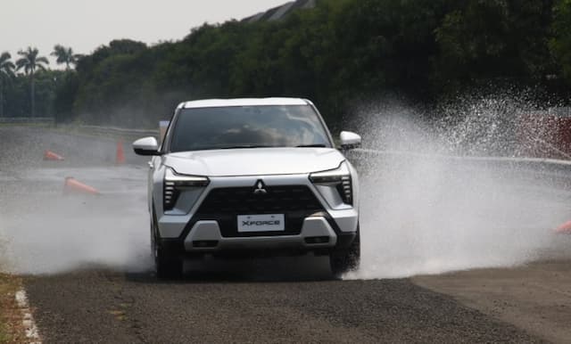 Musim Hujan, Ini Mode Berkendara yang Aman saat Jalan Licin Musim Hujan, Ini Mode Berkendara yang Aman saat Jalan Licin
