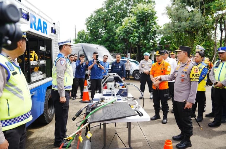 Tinjau Pos Command Center, Kapolri Pastikan Arus Mudik Berjalan Aman Tinjau Pos Command Center, Kapolri Pastikan Arus Mudik Berjalan Aman