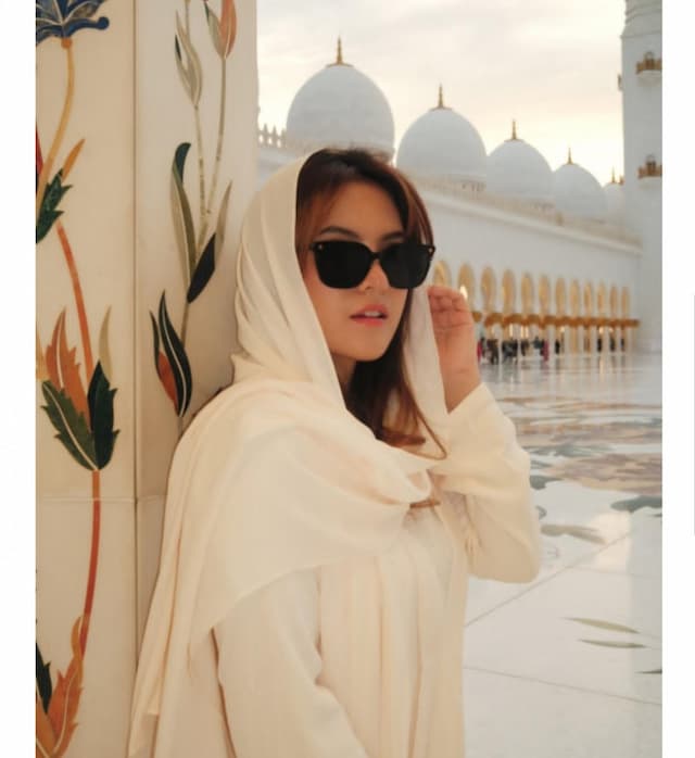 Potret Marsha Aruan Pose di Depan Masjid dan Berkerudung, Netizen: Mualaf?