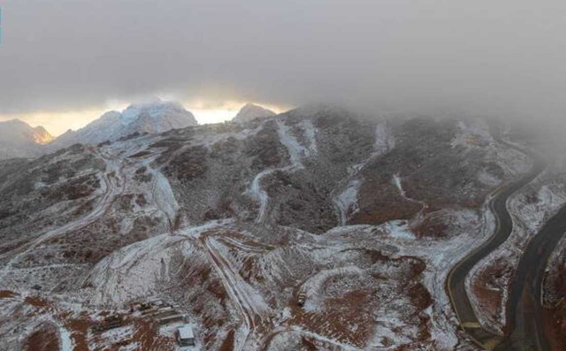 Fenomena Langka Ada Salju di Arab Saudi Jadi Tempat Main Ski