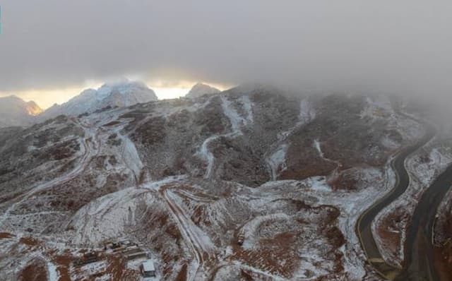 Fenomena Langka Ada Salju di Arab Saudi Jadi Tempat Main Ski