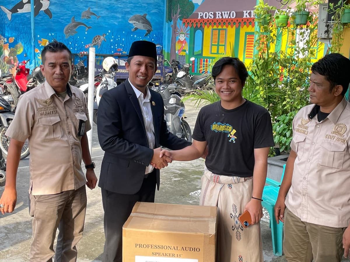 Anggota DPRD DKI Dina Masyusin Serahkan 16 Sound System ke Warga Rawa Buntu