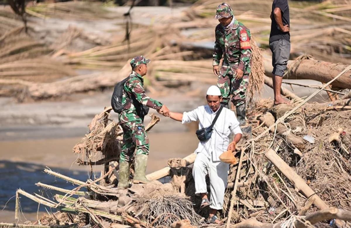 Kisah Pilu Sertu Hamzah Selamatkan Anak dan Istrinya Meninggal saat Longsor Aceh Kisah Pilu Sertu Hamzah Selamatkan Anak dan Istrinya Meninggal saat Longsor Aceh