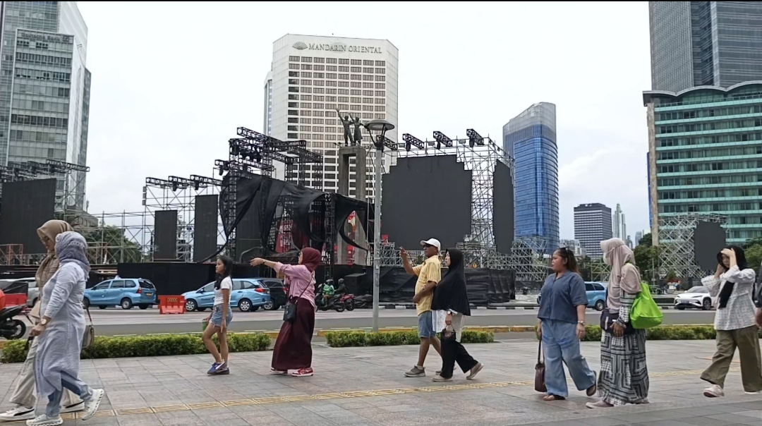 Nataru 2025-2026, Banyak yang Liburan Foto-Foto di Bundaran HI