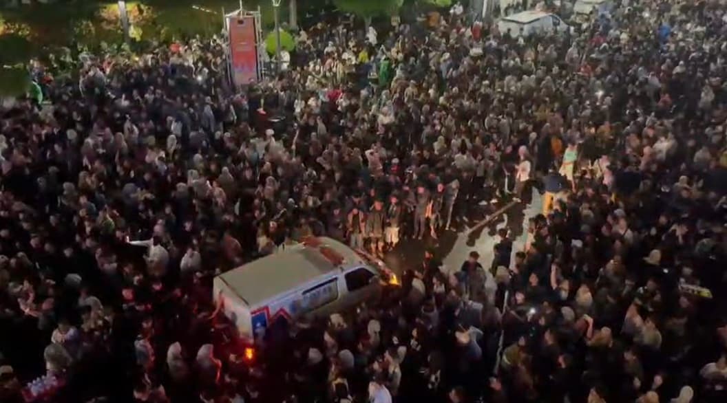 Ambulans Terobos Lautan Manusia di Bundaran HI saat Malam Tahun Baru 2026