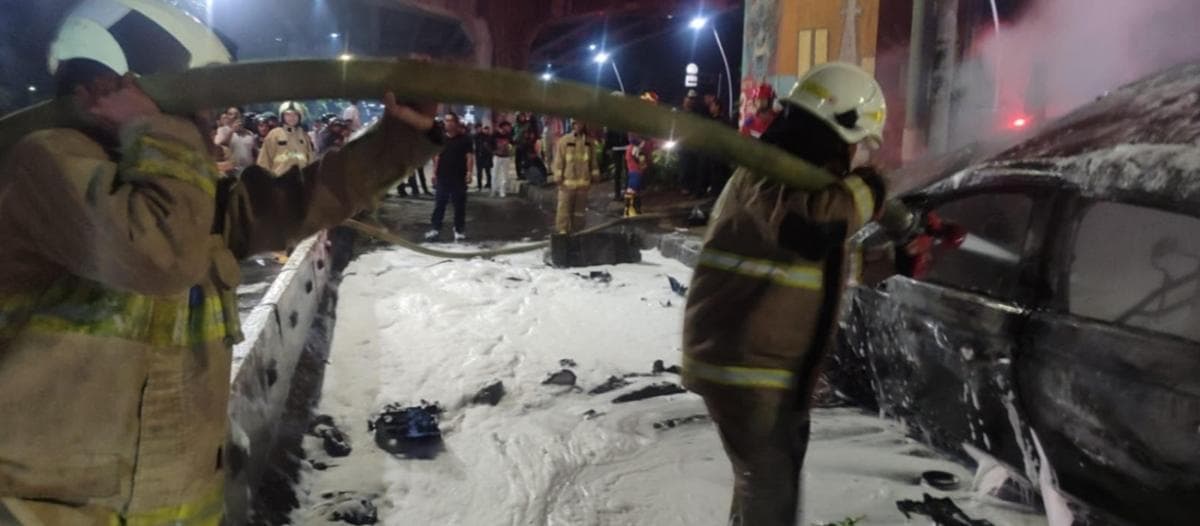Mobil Tabrak Separator Busway hingga Terbakar di Pulogadung, Pengemudi Mabuk!