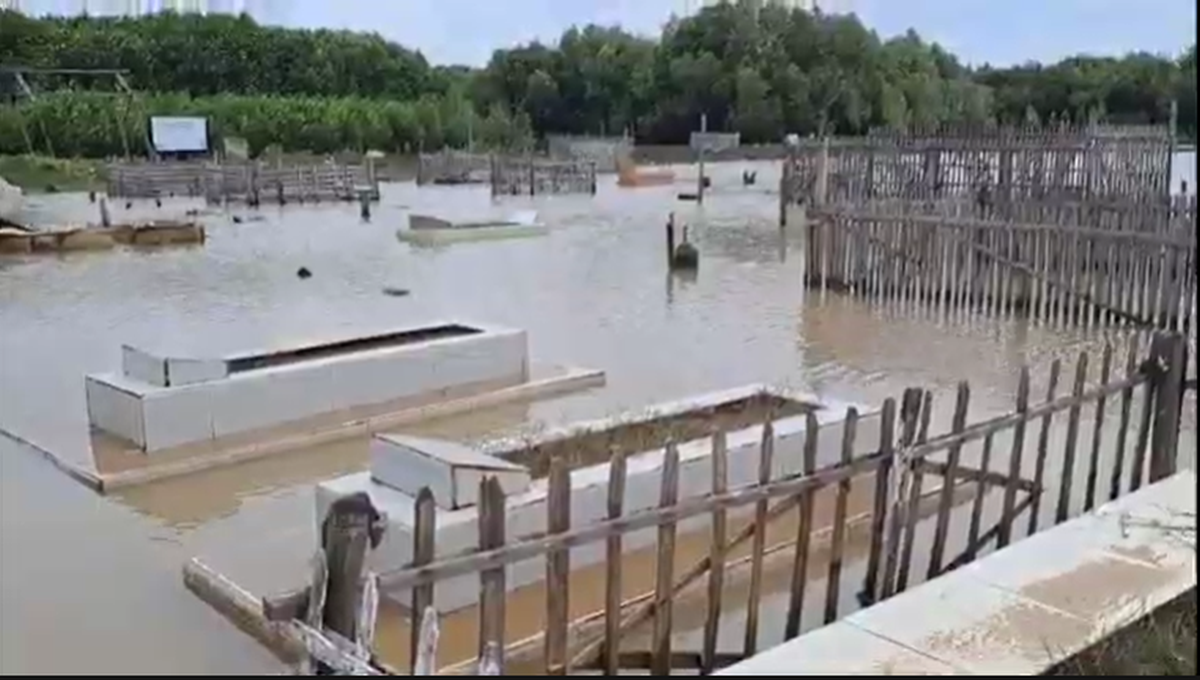 Banjir Rob Kepung Muaragembong, Permukiman hingga Makam Terendam Banjir Rob Kepung Muaragembong, Permukiman hingga Makam Terendam