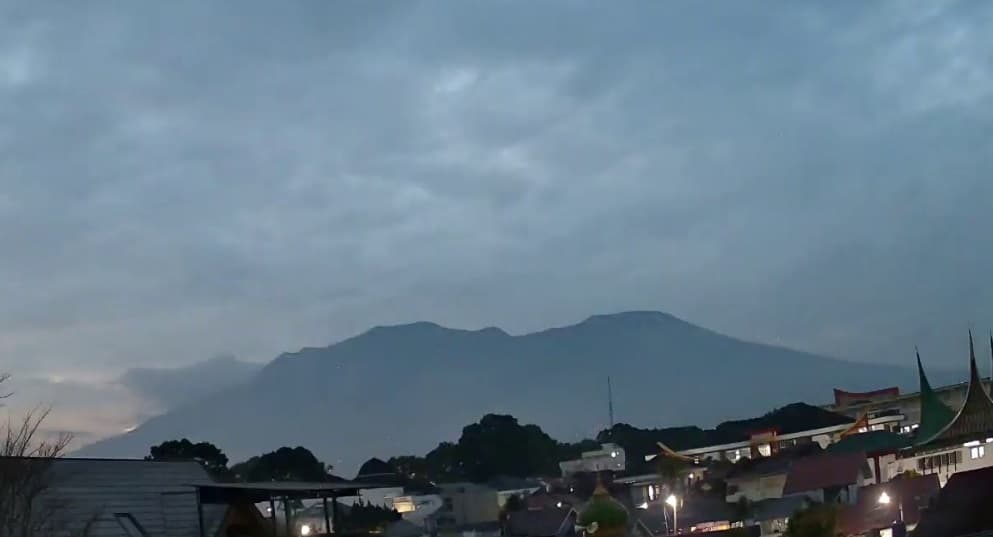 Gunung Marapi Erupsi Semburkan Abu hingga 250 Meter