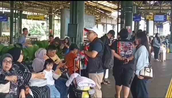 Penumpang Padati Stasiun Gambir di Libur Isra Miraj, Tujuan Favorit Malang hingga Surabaya