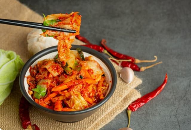 Riset: Makan Kimchi Bisa Perbaiki Sel Imun