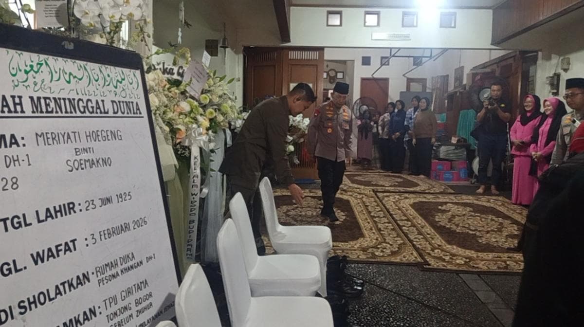 Sambangi Rumah Duka Istri Jenderal Hoegeng, Kapolri: Beliau Selalu Titip Pesan Jaga Polri