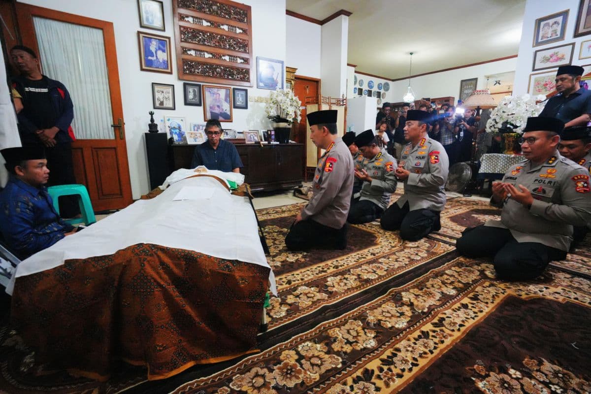 Melayat ke Rumah Duka, Kapolri: Lanjutkan Amanat Meriyati Hoegeng soal Jaga Polri