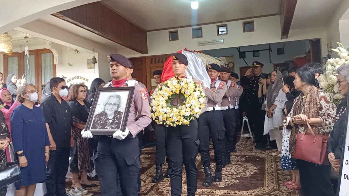 Istri Jenderal Hoegeng Dimakamkan Secara Kedinasan Polri
