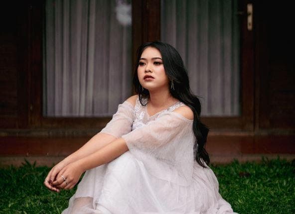 Manisa Llona Resmi Debut dengan Single Aku Mengalah