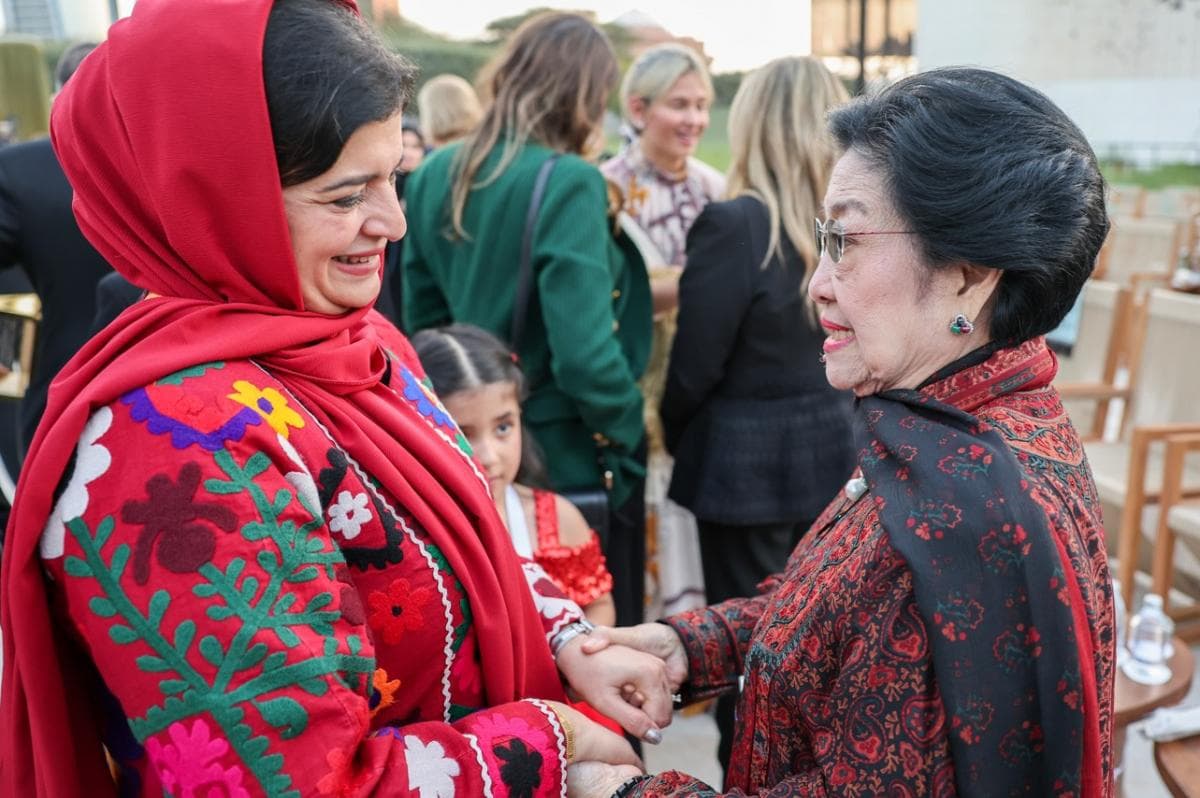 Megawati Peluk Pemenang Zayed Award dan Mengajaknya ke Indonesia