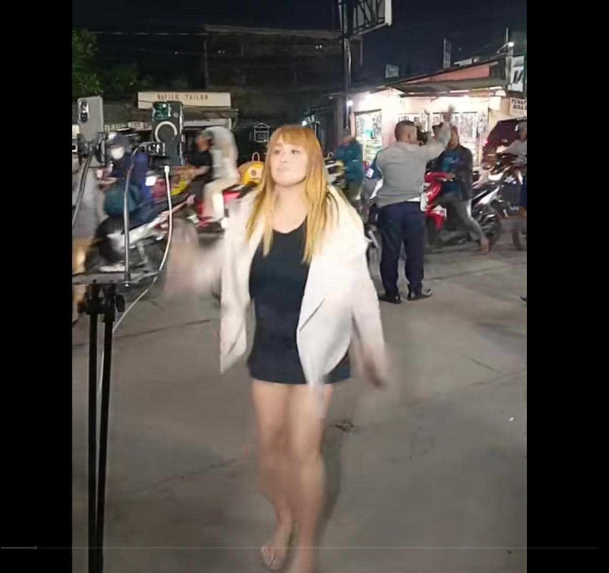 Aksi Pinkan Mambo Live di Pinggir Jalan Dikritik Netizen: Bikin Macet!