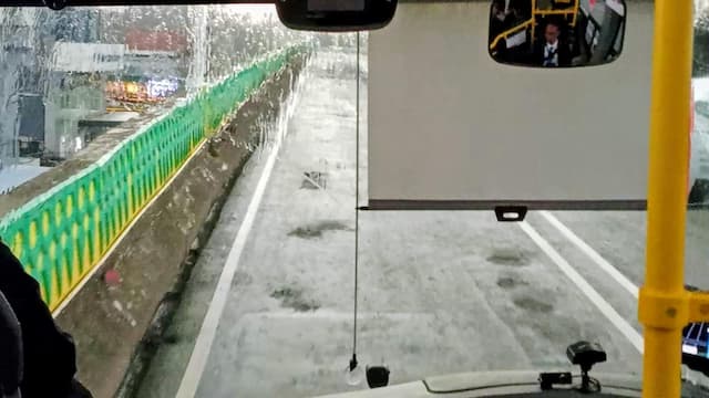 Uji Adrenalin di Jalur Langit Transjakarta Koridor 13, Bolongan Menganga di Mana-Mana