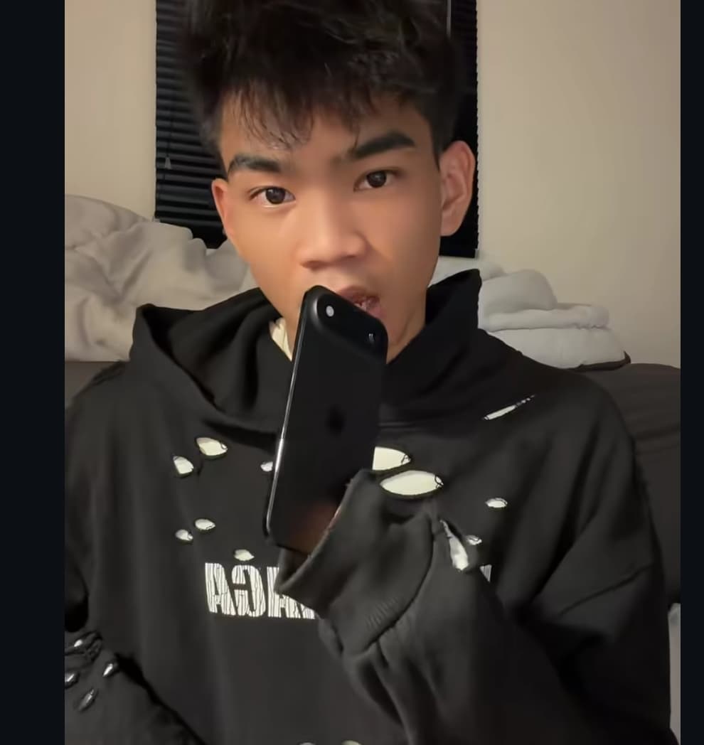 Viral! Netizen Bongkar Modus Penipuan Satria Mahathir, Jual iPhone 16 yang Dikirim &lsquo;HP Dummy&rsquo;