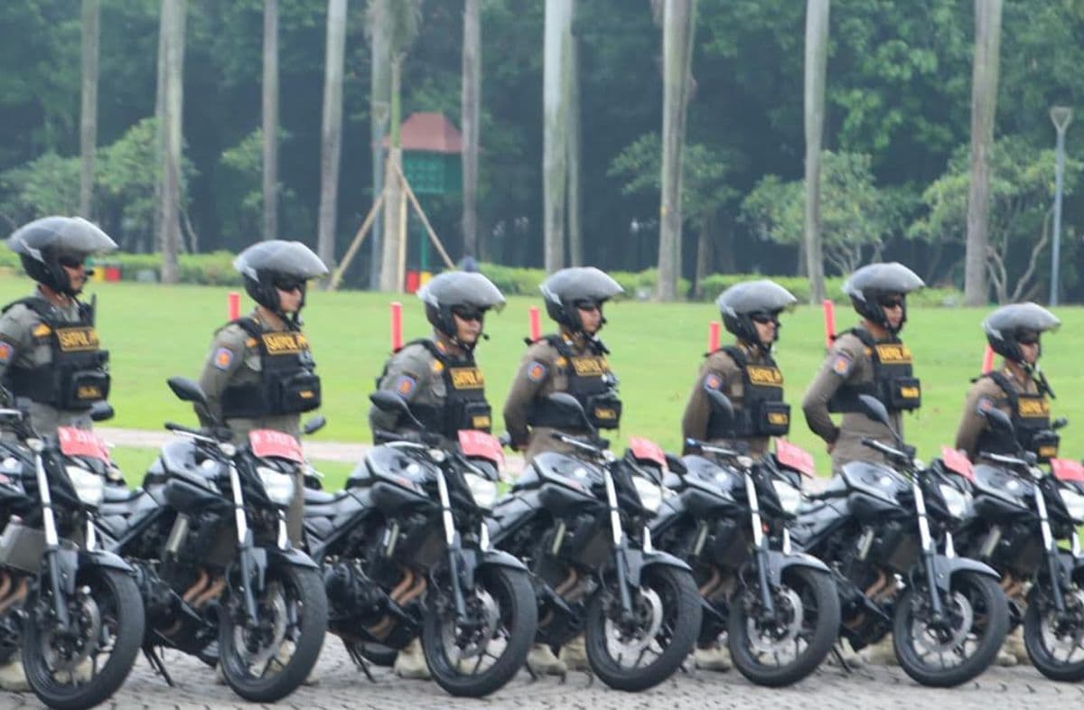 Bahayakan Pengendara, Satpol PP DKI Tertibkan Atribut Parpol di Flyover