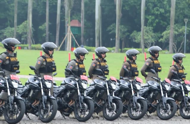 Bahayakan Pengendara, Satpol PP DKI Tertibkan Atribut Parpol di Flyover