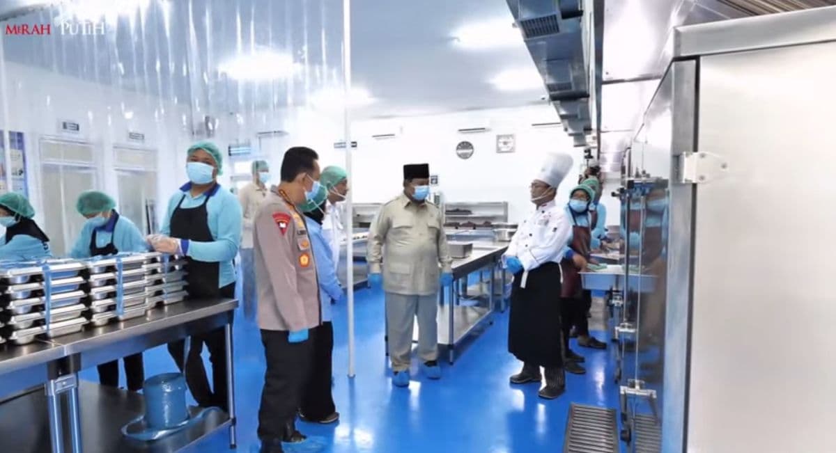 Cek Dapur MBG, Prabowo Soroti Alat Uji Sianida di SPPG Polri