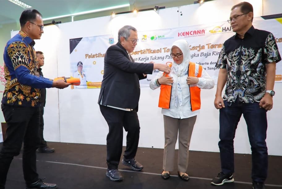 Wali Kota Tangsel Sebut Profesi Tukang Berperan dalam Pembangunan di Daerah