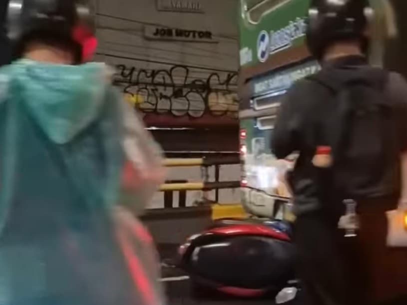 Pemotor Tabrak TransJakarta hingga Masuk ke Dalam Kolong Bus