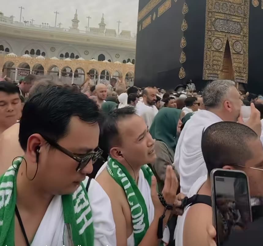 Momen Ruben Onsu Masih Menangis di Depan Kakbah Meski Sudah Tiga Kali Umrah
