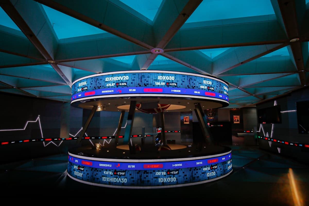 IHSG Sepekan Melesat 3,49 ke Level 8.212, Volume dan Kapitalisasi BEI Ikut Menguat