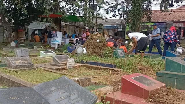 Mengintip Tradisi Ziarah Kubu Jelang Ramadan di TPU Cipinang Besar