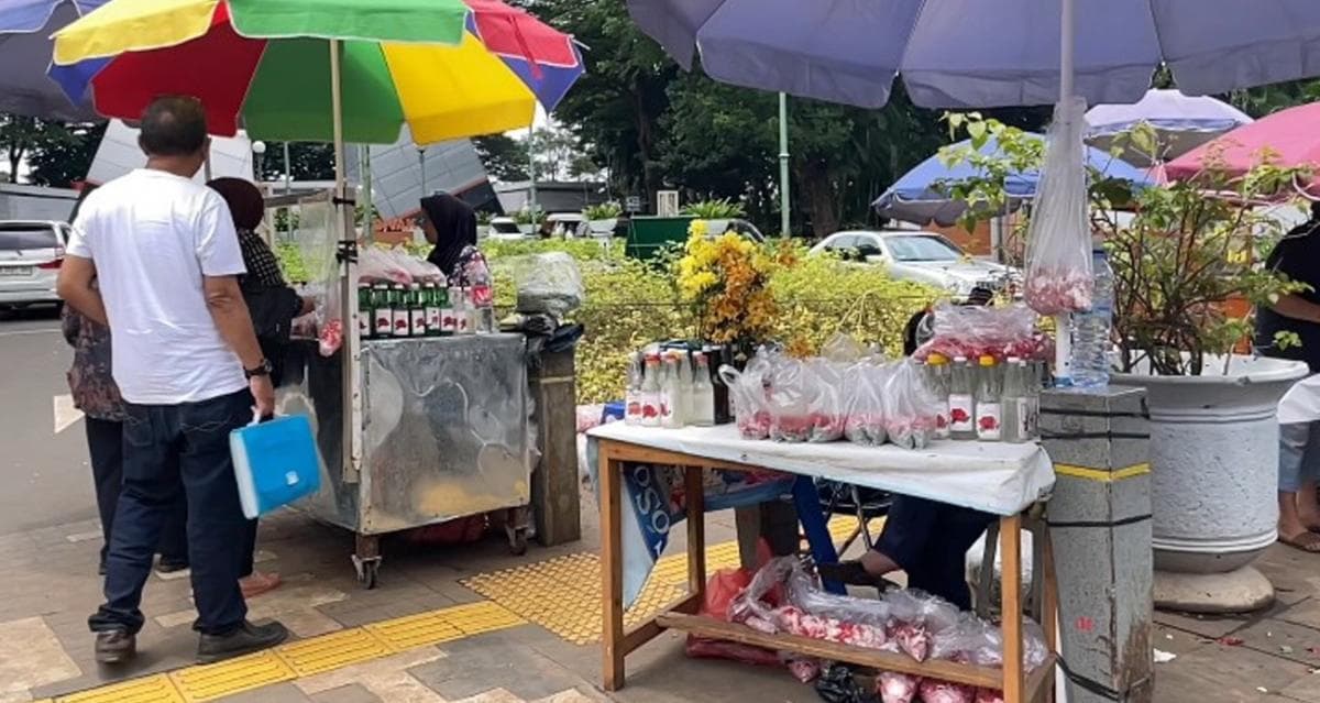 Peziarah Ramai Jelang Ramadan, Pendapatan Pedagang Kembang di TPU Karet Bivak Malah Anjlok