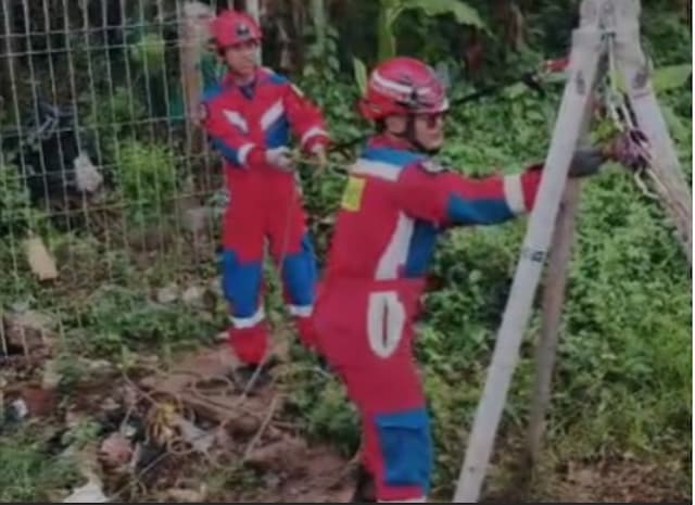 Tragis! Pengendara Motor Terjun Bebas di Kali Ciliwung