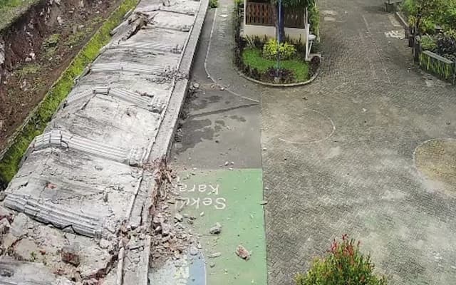 Tembok Sepanjang 60 Meter Roboh Timpa SMPN 182 Jakarta