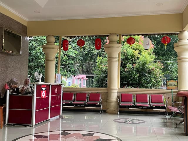 Libur Imlek, Taman Margasatwa Ragunan Dihiasi Lampion hingga Edukasi Feeding Time