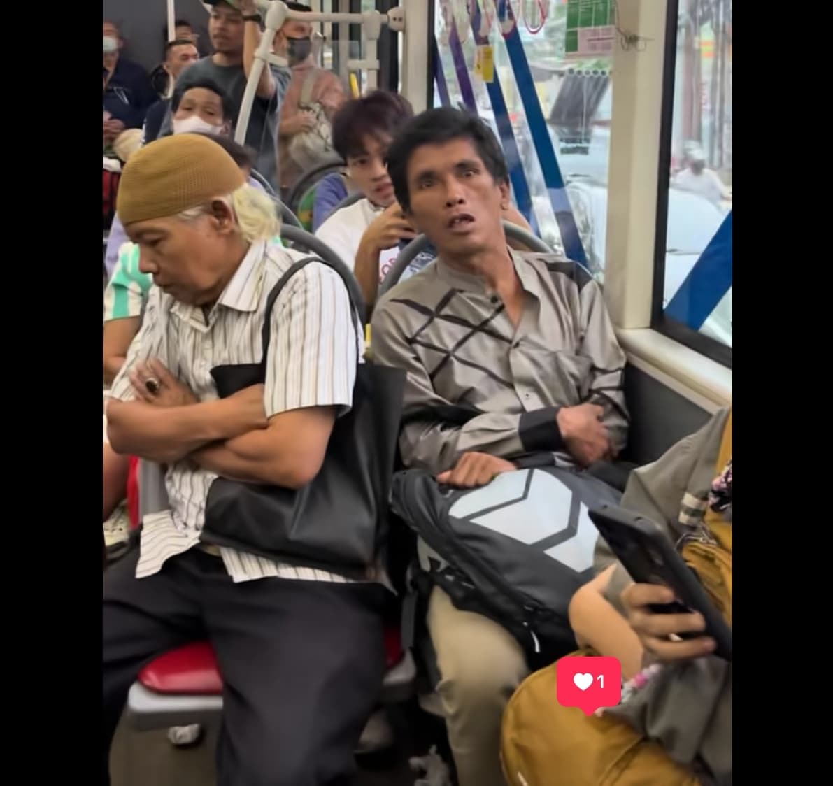 Viral! Seorang Wanita Alami Rasisme Dikatakan China Tanpa Sebab saat Naik Transjakarta