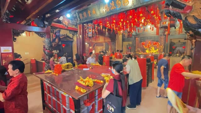 Perayaan Hari Raya Imlek 2026 di Kelenteng Toasebio, Ratusan Umat Padati Wihara