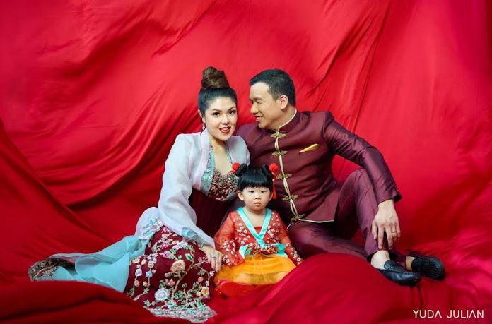 Setahun Dirahasiakan, Tina Toon Akhirnya Umumkan Wajah Anak di Momen Imlek