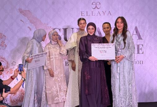 Artis Senior Ina Thomas Lelang Baju Rancangannya untuk Misi Kemanusiaan