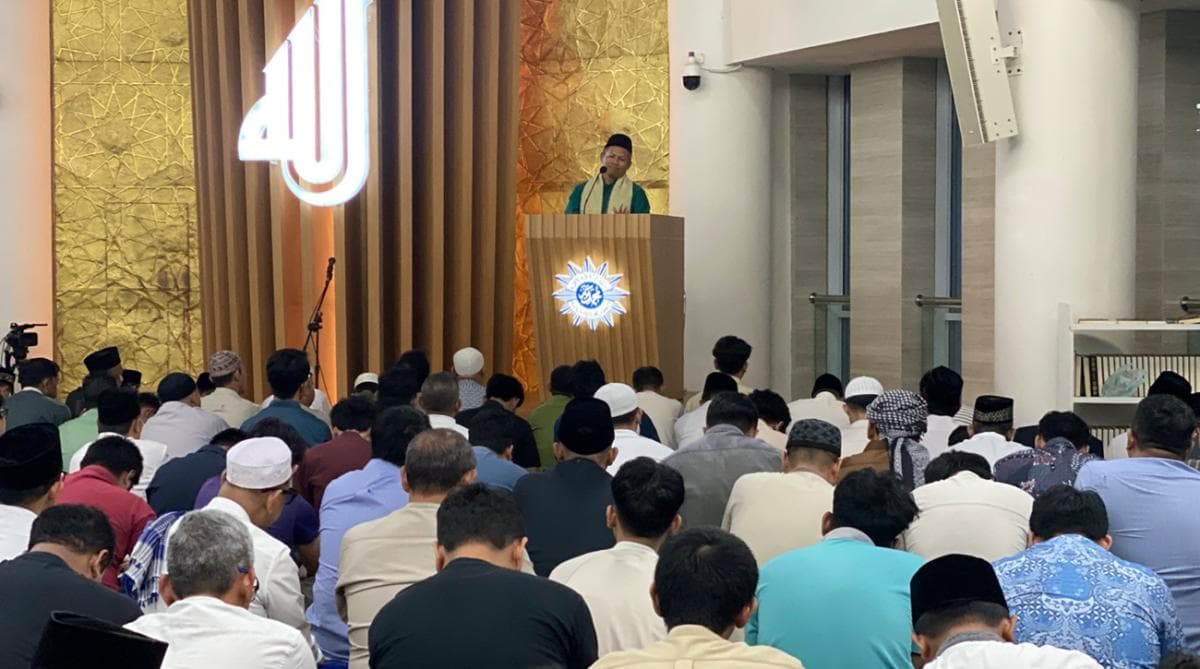 Momen Warga Muhammadiyah Laksanakan Sholat Tarawih Perdana