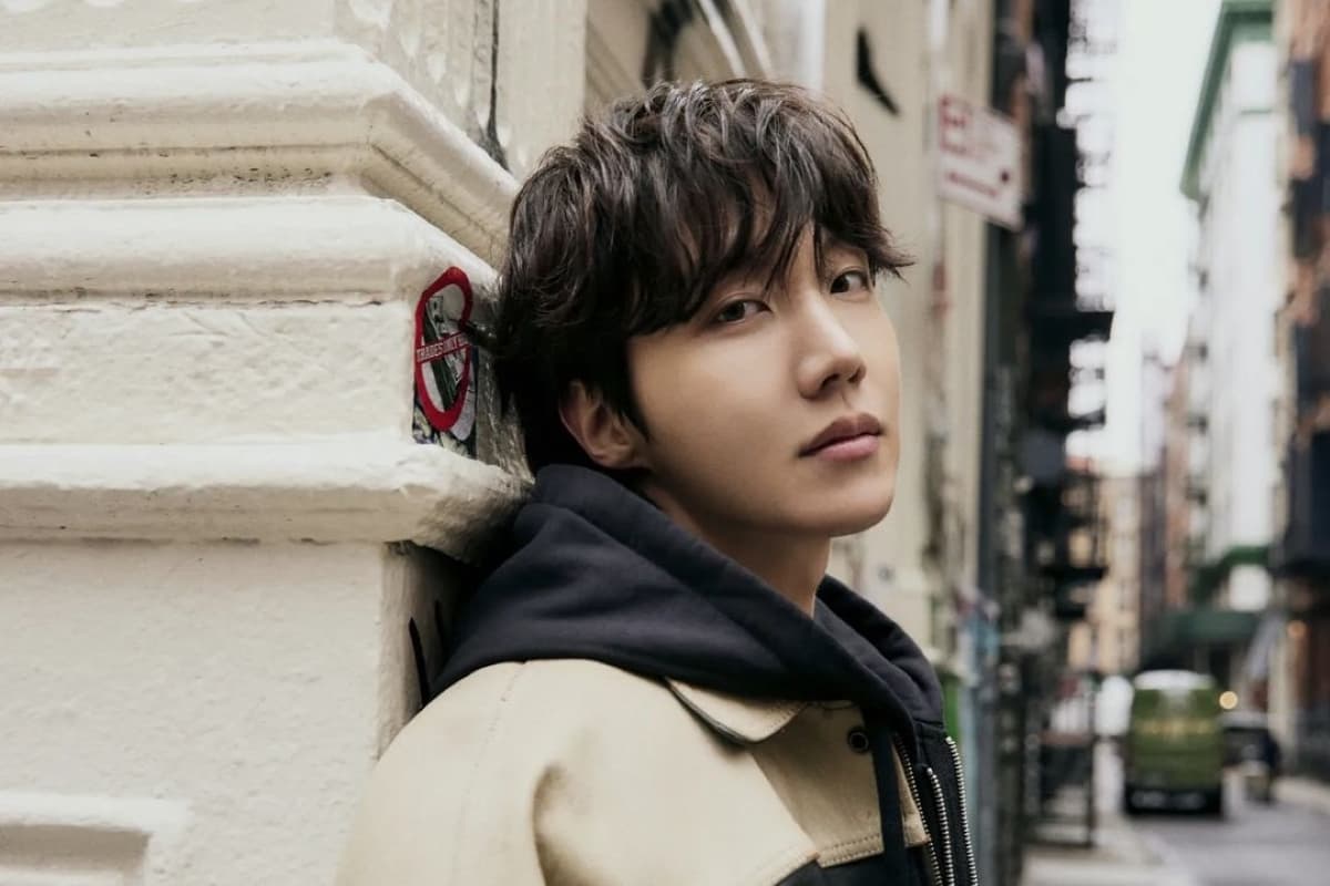 Ultah ke-32, J-Hope BTS Donasikan Rp1,16 Miliar untuk Siswa Kurang Mampu