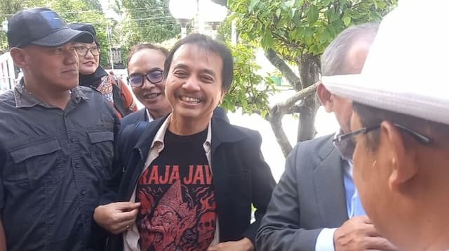 Sidang Ijazah Jokowi di Solo, Roy Suryo Tampil Nyentrik dengan Kaos &ldquo;Raja Jawa&rdquo;