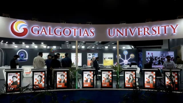 Robot Anjing Buatan China di KTT AI India Picu Kontroversi Gegara Seorang Profesor