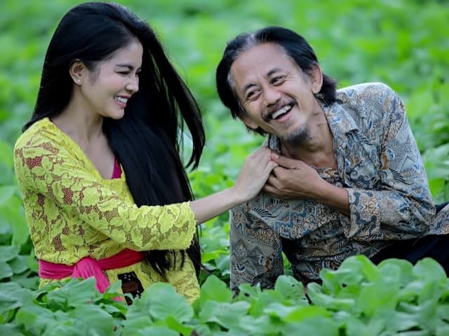 Puasa Pertama Tanpa Suami, Karina Ranau Sahur Bareng Karyawan di Makam Epy Kusnandar